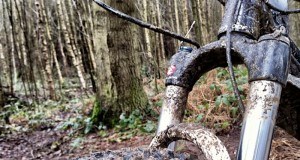 3 claves para el mantenimiento de la horquilla de tu bicicleta Horquilla con suciedad